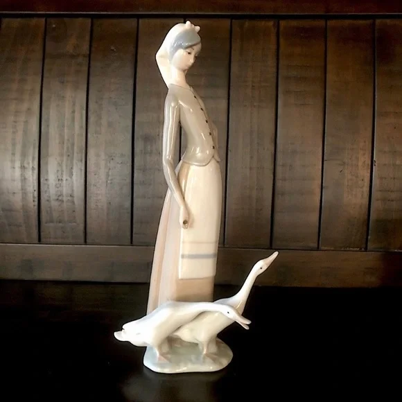 Girl With Geese #1035 Spanish Lladro
